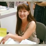 „Intryguje mnie ta magia i towarzysząca jej atmosfera” – rozmowa z Ewą Cielesz, autorką trylogii „Córka cieni” „Intryguje mnie ta magia i towarzysząca jej atmosfera” – rozmowa z Ewą Cielesz, autorką trylogii „Córka cieni”