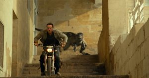 Owen Grady ucieka na motocyklu przed dinozaurami